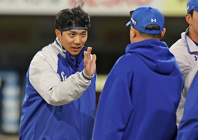 삼성 이재현(왼쪽)이 박진만 감독과 하이파이브를 하고 있다. /사진=삼성 라이온즈 제공