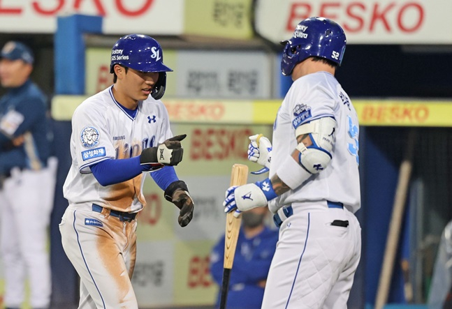 삼성 이재현(왼쪽)이 27일 대구 NC전에서 5회말 희생플라이로 득점한 후 축하를 받고 있다. /사진=삼성 라이온즈 제공