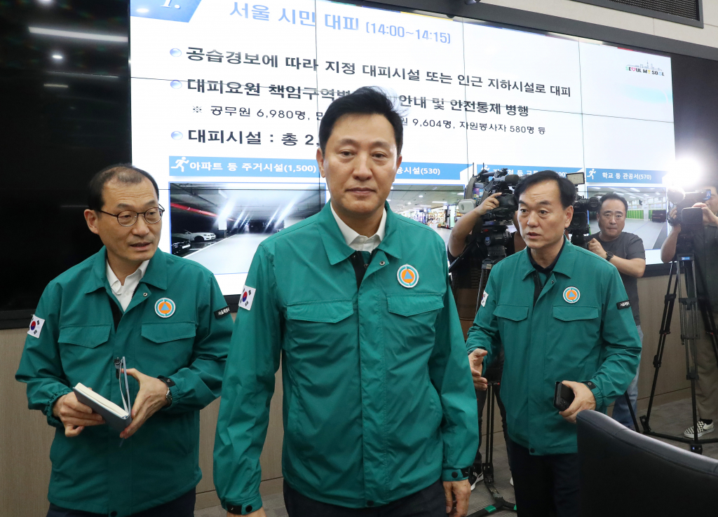 오세훈 서울시장이 지난해 8월 22일 서울 중구 서울시청 충무기밀실에서 열린 을지연습 연계 공습대비 민방위 훈련에서 관계자들로부터 상황을 보고받고 있다. /사진=뉴스1