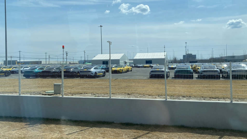 중국 베이징 인근 이좡산업단지 내 샤오미 전기차 공장에서 생산된 SU7 등 전기차 모델들이 출고 대기하고 있다. /사진=우경희 기자