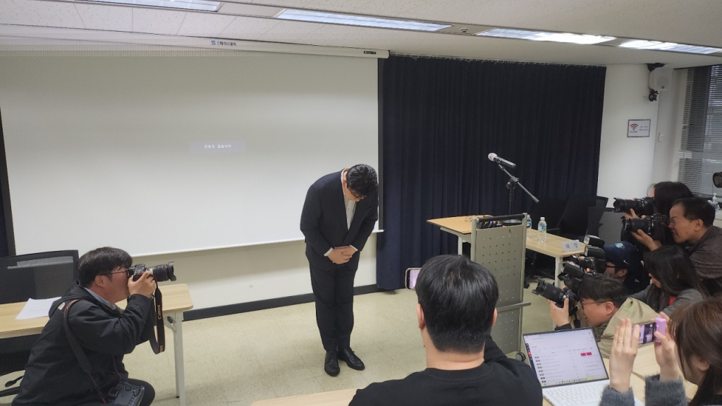 28일 오전 10시30분 백종원 더본코리아 대표가 취재진 앞에서 머리 숙여 사과하고 있다. /사진=송정현 기자