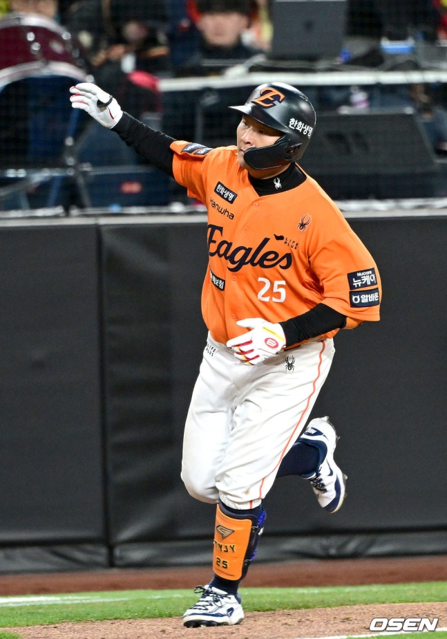 한화 김태연이 28일 대전 한화생명 볼파크에서 열린 KIA와 2025 KBO리그 정규시즌 홈경기 7회말 2사에서 좌월 솔로포를 때려냈다.