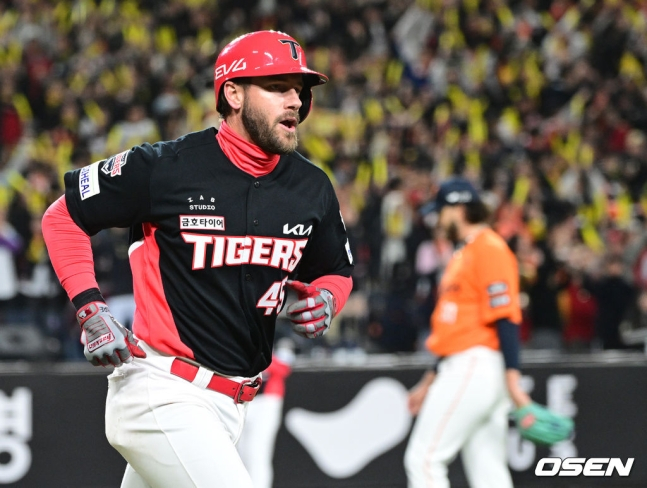 KIA 네일이 28일 대전 한화전 7회초 홈런을 때려내고 있다.