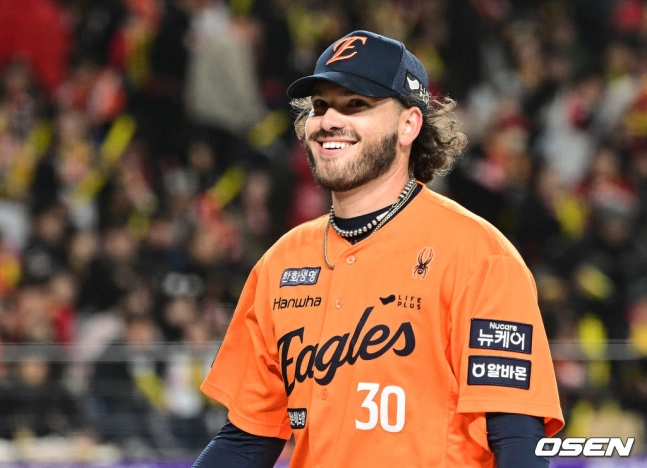 한화 코디 폰세가 28일 대전 한화생명 볼파크에서 열린 KIA와 2025 KBO리그 정규시즌 홈경기에서 미소짓고 있다.