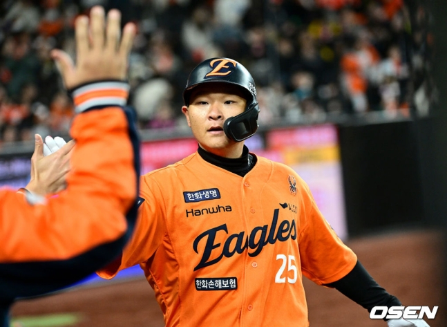 한화 김태연이 28일 대전 한화생명 볼파크에서 열린 KIA와 2025 KBO리그 정규시즌 홈경기 7회말 2사에서 좌월 솔로포를 때려냈다.