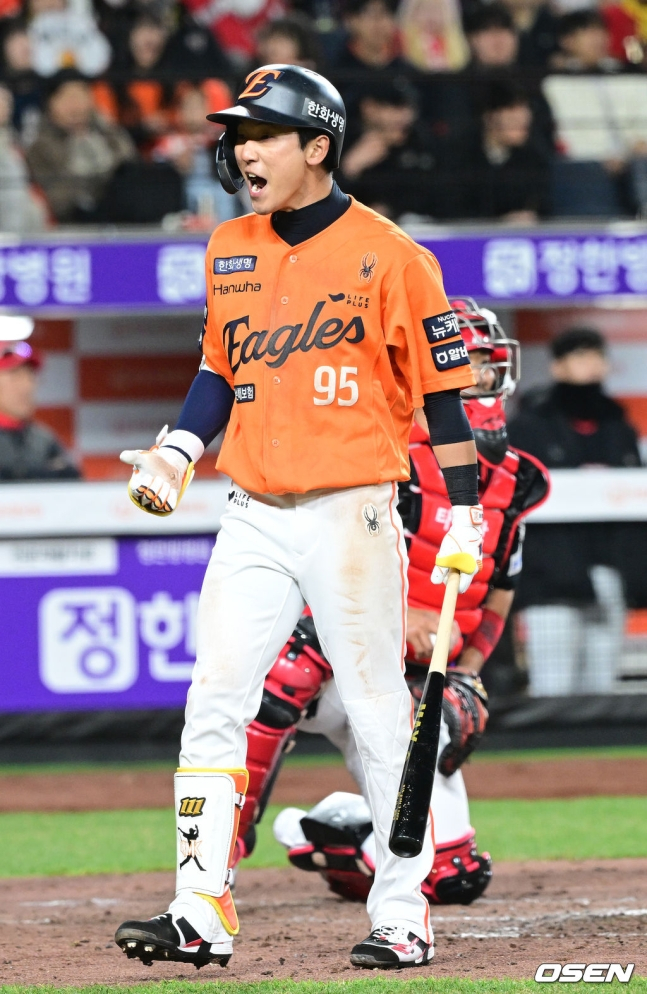 한화 황영묵이 28일 대전 한화생명 볼파크에서 열린 KIA와 2025 KBO리그 정규시즌 홈경기 7회말 2사 만루에서 밀어내기 볼넷으로 역전에 성공한 뒤 환호했다.