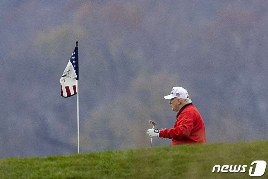 도널드 트럼프 대통령이 1기 재임시절이던 2020년 11월 버지니아주 스털링에 있는 트럼프 내셔널 골프클럽서 골프를 치고 있다. ⓒ AFP=뉴스1 ⓒ News1