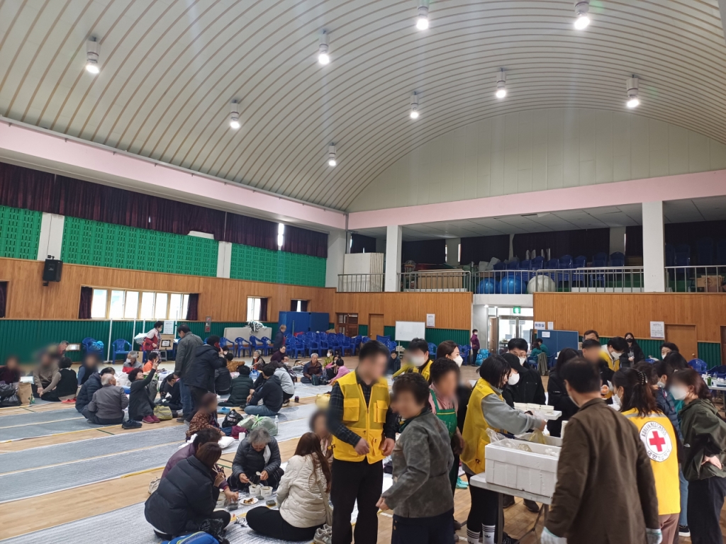 28일 낮 12시50분쯤 자원봉사자들이 점심을 배식하고 있다. /사진=오석진 기자