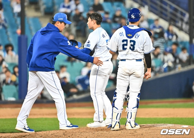 마운드를 내려가는 배찬승(가운데)