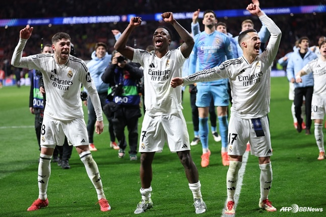 아틀레티코전 승리를 축하하는 레알 마드리드 선수들. 두 팔을 치켜들고 웃는 비니시우스 주니오르(가운데). /AFPBBNews=뉴스1