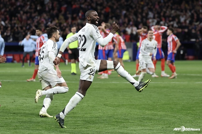 아틀레티코 마드리드와 챔피언스리그 16강 경기가 끝난 뒤 안토니오 뤼디거(가운데)가 세리머니하고 있다. /AFPBBNews=뉴스1