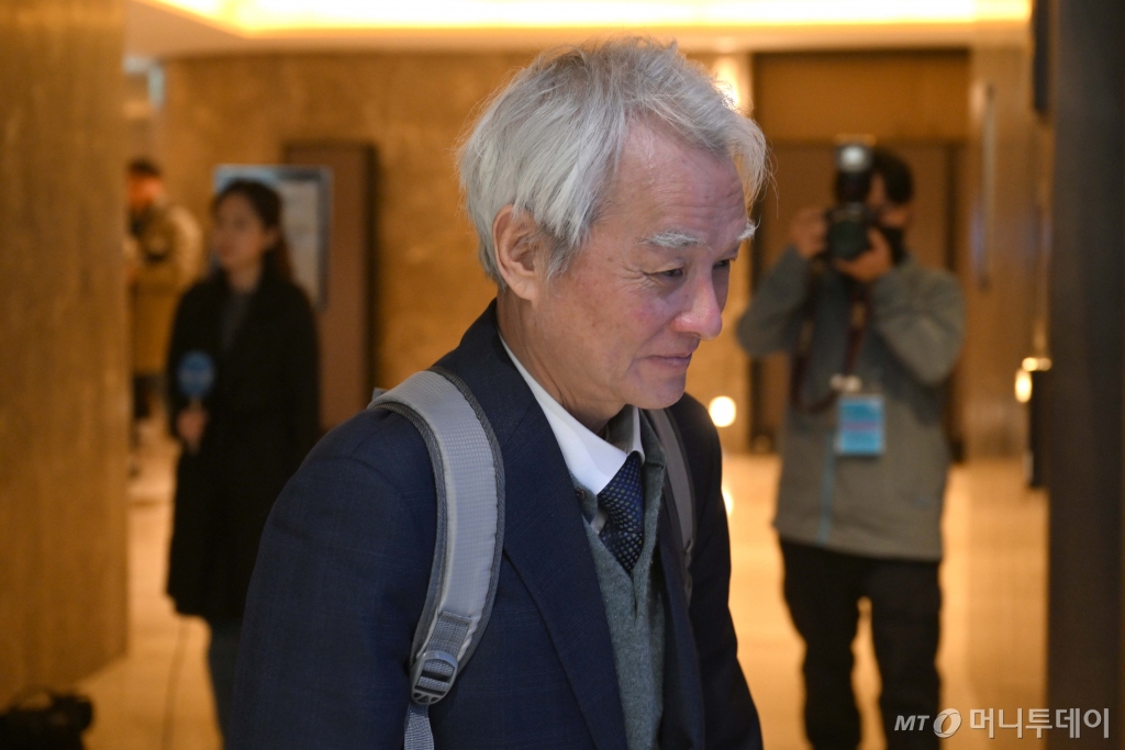 강성두 영풍 사장이 28일 오후 서울 용산구 몬드리안호텔에서 열린 고려아연 제51기 정기 주주총회장을 나서고 있다./사진=뉴시스(공동취재단)