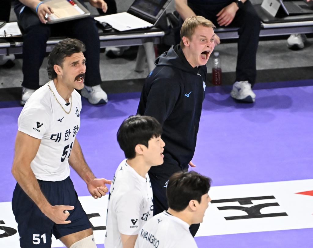 토미 틸리카이넨(오른쪽 위 ) 대한항공 감독이 팀 득점 후 포효하고 있다. /사진=한국배구연맹(KOVO) 제공