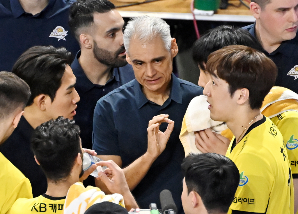 레오나르도(가운데) KB손해보험 감독이 작전 지시하고 있다. /사진=한국배구연맹(KOVO) 제공