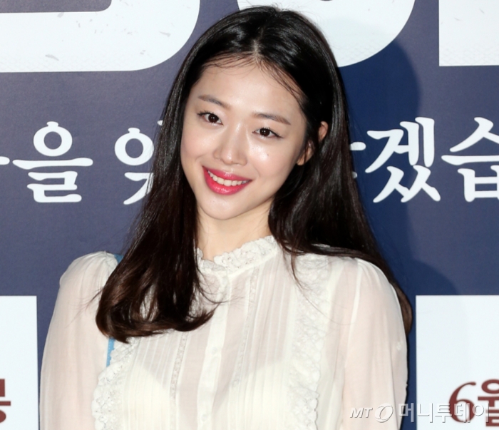 배우 고(故) 설리가 2017년 개봉한 영화 '리얼' 촬영 당시 사전에 합의되지 않은 베드신을 강요받았다는 폭로가 나왔다. /사진=머니투데이 DB