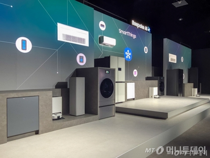 삼성전자는 2025년형 '비스포크 AI' 가전 신제품의 '연결성'을 강조했다. 기기 간 연결을 확대한 만큼 자체 보안 솔루션 '녹스'로 개인정보 보호에 공을 들였다. 패밀리 허브에만 지원됐던 '녹스 매트릭스'를 와이파이가 탑재된 모든 가전기기에 도입하고 비밀번호와 인증 번호 등 개인정보를 기기 내부 칩에 별도로 보관하는 '녹스 볼트'를 가전기기에 최초로 적용한다. 양자컴퓨팅 공격에 대비해 양자 내성 암호 기술도 도입할 예정이다./사진=최지은 기자