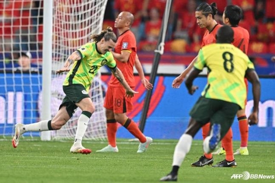 잭슨 어바인(왼쪽)이 중국전 득점 후 세리머니하고 있다. /AFPBBNews=뉴스1