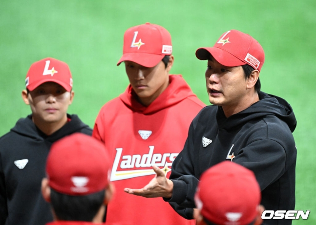 30일 경기를 앞두고 미팅을 소집한 김광현(오른쪽).