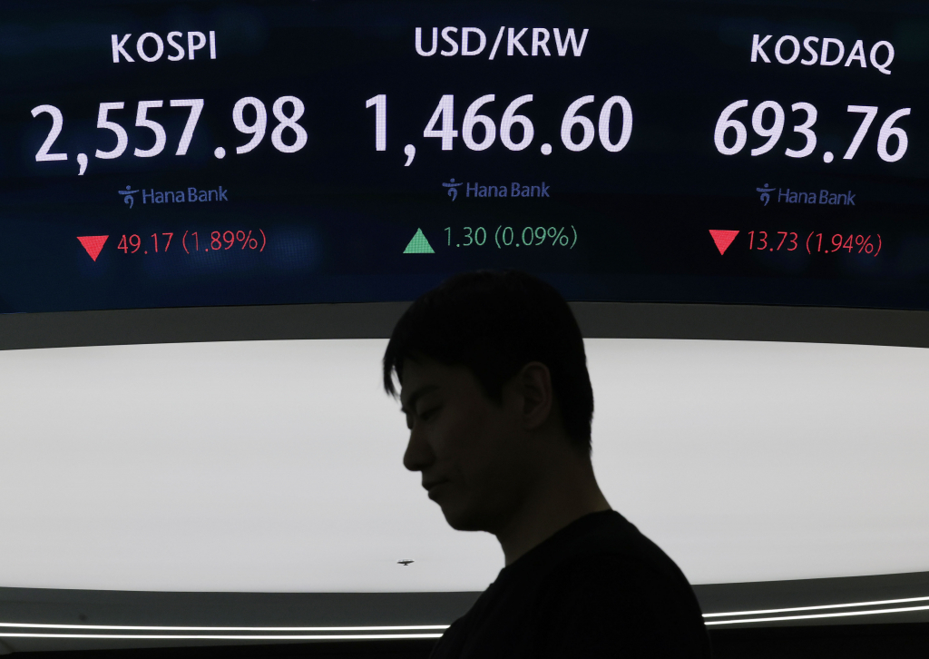 코스피가 전 거래일보다 49.17포인트(1.89%) 하락한 2557.98로 장을 마친 28일 서울 중구 하나은행 딜링룸. /사진=뉴시스