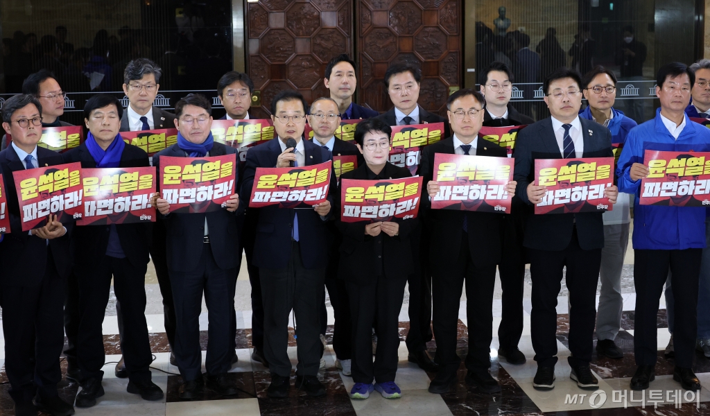 이건태(앞줄 왼쪽 네 번째) 더불어민주당 의원 등 초선의원 모임인 '더민초' 의원들이 28일 오후 서울 여의도 국회 로텐더홀에서 열린 비상시국대응 긴급기자회견에서 윤석열 대통령 파면을 촉구하는 피케팅을 하고 있다. 2025.03.28. /사진=뉴시스 /사진=조성우
