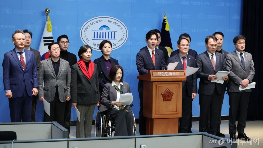 국민의힘 박성훈 의원을 비롯한 초선의원들이 30일 오후 서울 여의도 국회 소통관에서 열린 기자회견에서 더불어민주당 초선 의원들의 '줄탄핵' 언급을 비판하는 성명서를 발표하고 있다. 2025.03.30. /사진=뉴시스 /사진=권창회