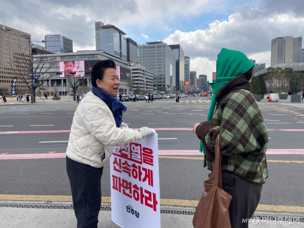30일 오후 서울 종로구 경복궁 앞에서 문정복 더불어민주당 의원이 1인 시위 중 지지자와 대화하고 있다. /사진= 이지현 기자.