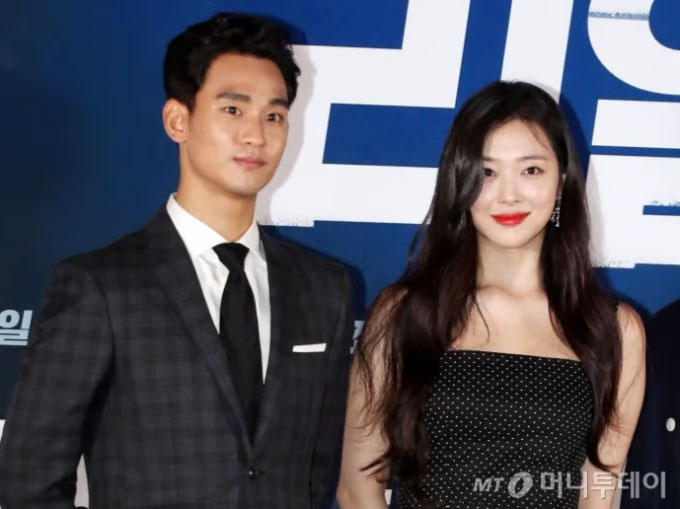 배우 김수현, 가수 겸 배우 설리(본명 최진리)가 2017년 영화 '리얼' 언론시사회에 참석한 모습. /사진=머니투데이 DB 