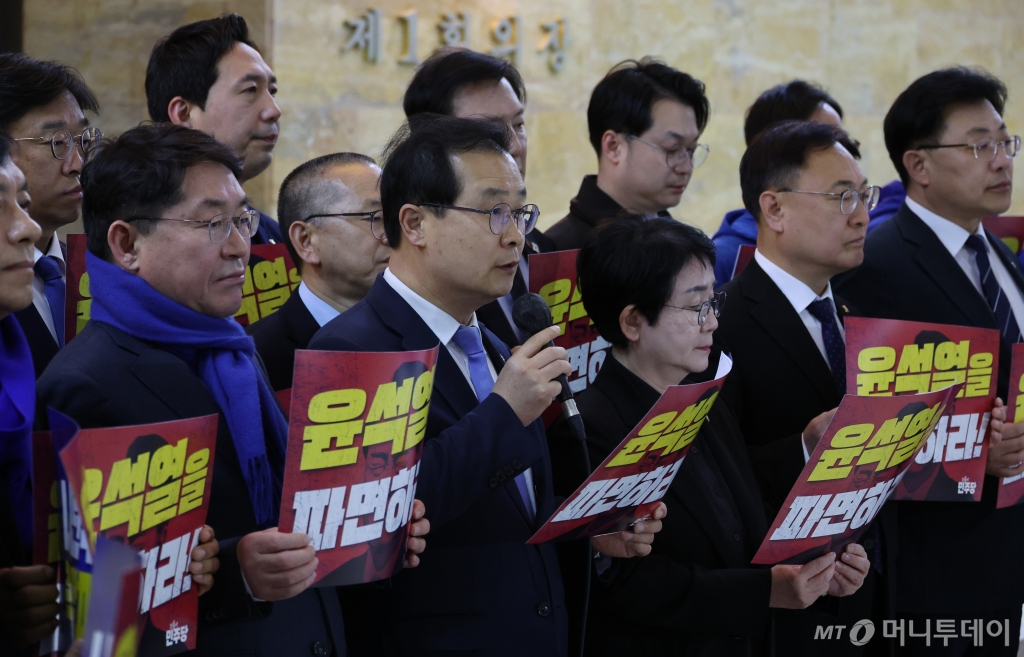 이건태(앞줄 왼쪽 두 번째) 더불어민주당 의원 등 초선의원 모임인 '더민초' 의원들이 28일 오후 서울 여의도 국회 로텐더홀에서 열린 비상시국대응 긴급기자회견에서 윤석열 대통령 파면을 촉구하는 피케팅을 하고 있다. 2025.03.28. /사진=뉴시스 /사진=조성우