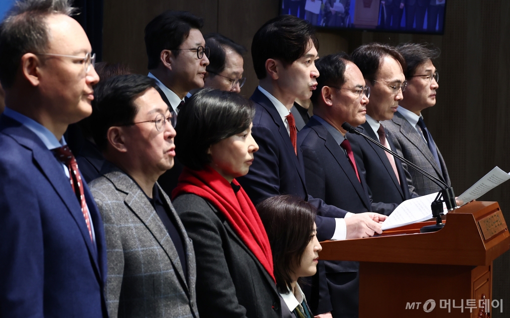 국민의힘 초선의원들이 30일 오후 서울 여의도 국회 소통관에서 더불어민주당 내각 줄탄핵 예고 비판 성명서 발표 기자회견을 하고 있다. 2025.3.30/사진=뉴스1 /사진=(서울=뉴스1) 김민지 기자