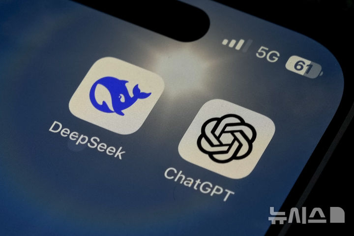 중국 수도 베이징의 한 사용자 휴대전화 화면에 딥시크(DeepSeek)와 챗GPT(ChatGPT)의 애플리케이션이 보이고 있다. /사진=AP=뉴시스