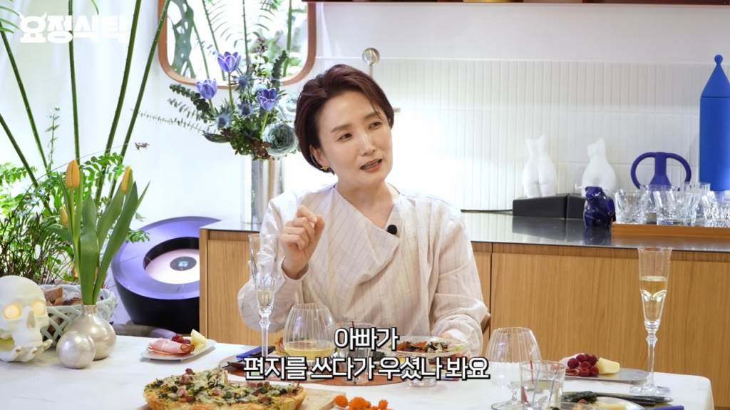 박경림이 가정형편이 좋지 않았던 학창시절 부친에게 미국 유학을 보내 달라고 편지를 썼는데 눈물 젖은 답장을 받았다고 말했다. /사진=유튜브 '요정재형' 갈무리