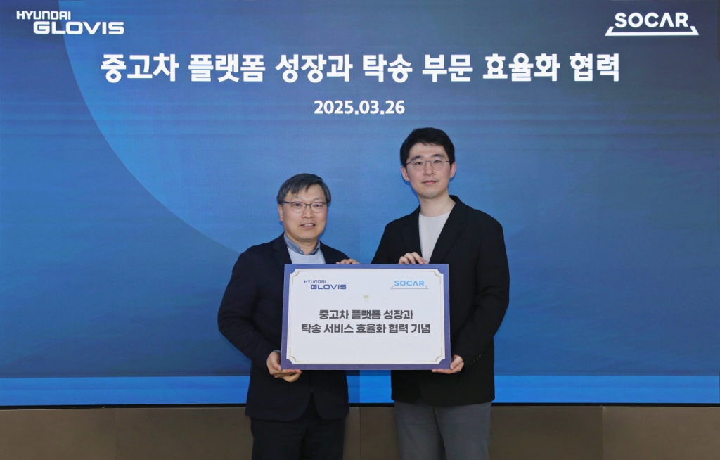 기정성(왼쪽) 현대글로비스 유통사업본부장(전무)과 남궁호 쏘카 최고브랜드책임자(CBO)가 지난 26일 서울 성동구 현대글로비스 사옥에서 협력 기념 촬영을 하고 있다./사진= 현대글로비스 제공