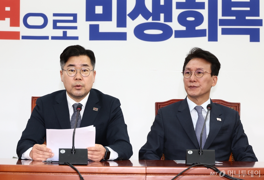 (서울=뉴스1) 김민지 기자 = 박찬대 더불어민주당 원내대표가 30일 오전 서울 여의도 국회에서 열린 기자간담회에서 발언하고 있다. 오른쪽은 김민석 수석 최고위원. 2025.3.30/뉴스1  Copyright © 뉴스1. All rights reserved. 무단 전재 및 재배포,  AI학습 이용 금지. /사진=(서울=뉴스1) 김민지 기자