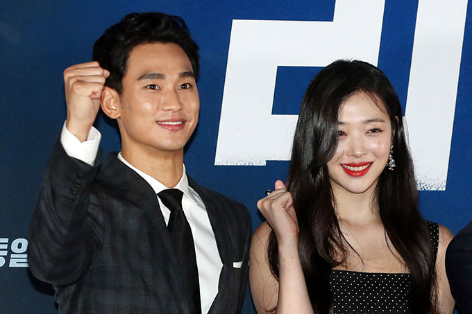 가수 겸 배우 고(故) 설리(본명 최진리·사진 오른쪽) 친오빠 최모씨가 배우 김수현(사진 왼쪽) 측에 영화 '리얼'의 베드신 강요에 대한 해명을 요구한 가운데, 김수현이 31일 기자회견을 열고 입장을 밝힌다. /사진=머니투데이 DB 