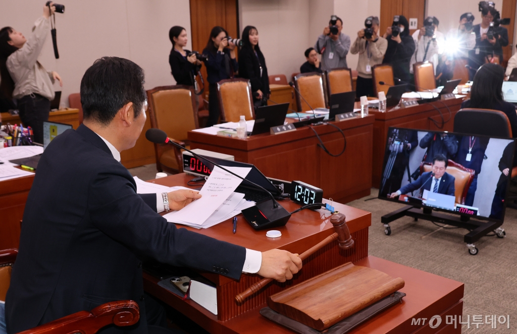 26일 오전 서울 여의도 국회에서 열린 법제사법위원회 전체회의에서 정청래 위원장이 대도시권 광역교통 관리에 관한 특별법 일부개정법률안 가결을 선포하며 의사봉을 두드리고 있다. 2025.03.26. /사진=뉴시스 /사진=조성우