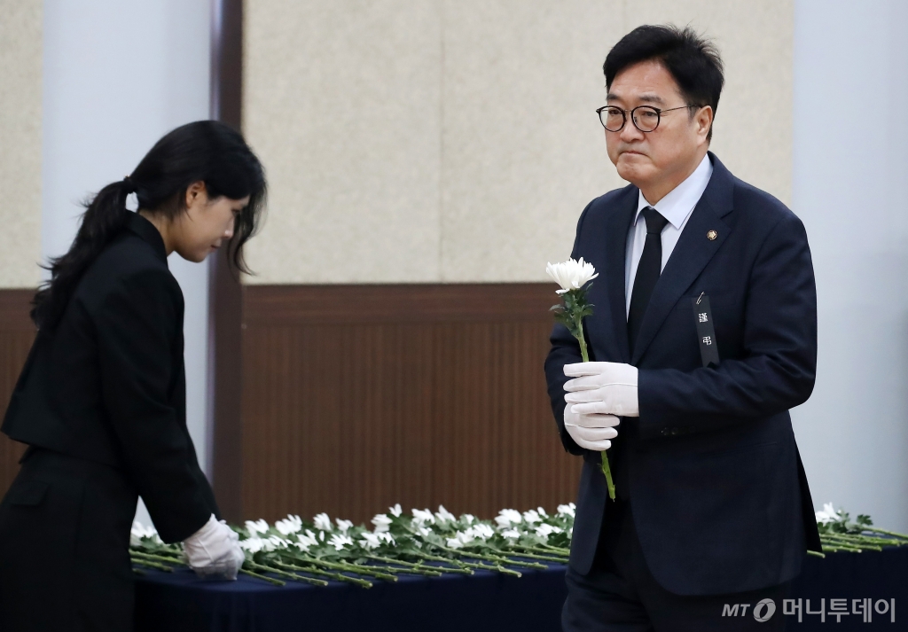 우원식 국회의장이 28일 오전 경북 의성군청소년문화의집에 마련된 산불 진화 헬기 추락 사고 희생자 고(故) 박현우 기장의 분향소를 찾아 헌화하고 있다. 2025.3.28/뉴스1 Copyright © 뉴스1. All rights reserved. 무단 전재 및 재배포, AI학습 이용 금지.