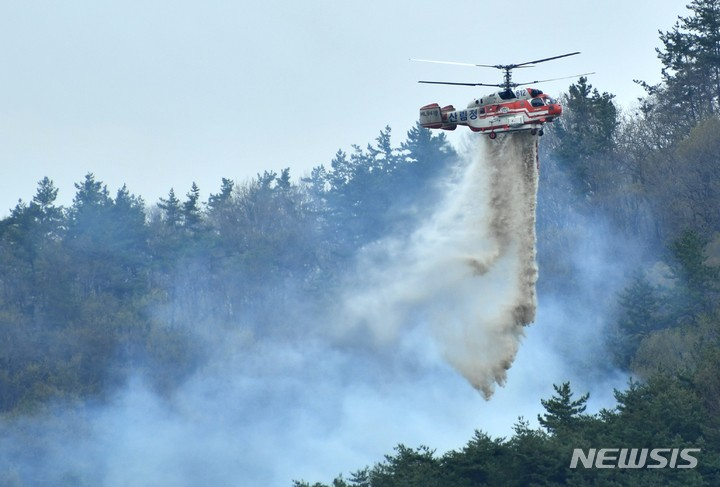  2023년 4월 전남 함평군 대동면 연암리 한 야산에서 헬기가 전날 발생한 야산 불을 끄기 위해 진화 작업을 하고 있다./사진=뉴시스