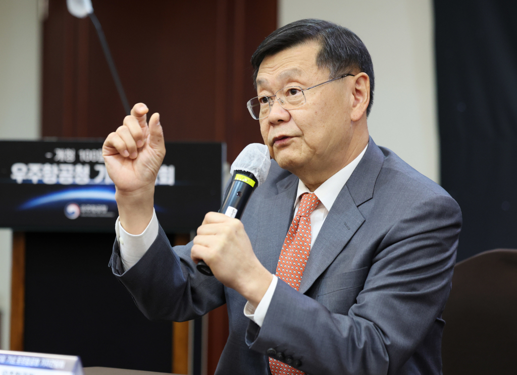 존 리 우주항공청 본부장이 지난해 서울 중구 코리아나호텔에서 열린 개청 100일 기념 우주항공청 기자간담회에서 취재진의 질문에 답하고 있다. /사진=뉴스1