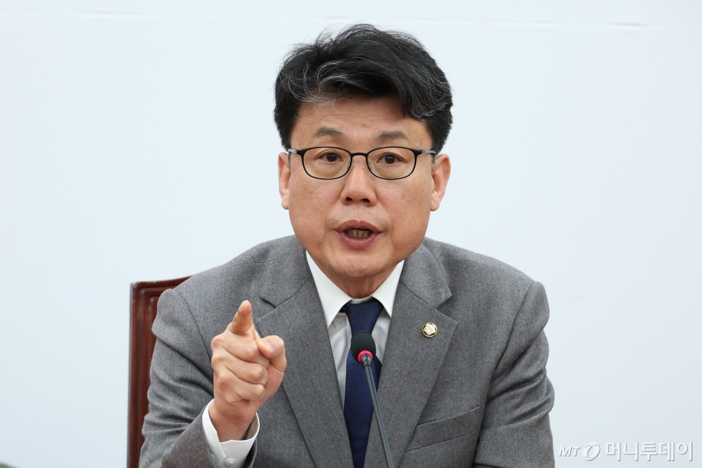 (서울=뉴스1) 이광호 기자 = 진성준 더불어민주당 정책위의장이 18일 오전 서울 여의도 국회에서 연금개혁 등 정책현안 관련 기자간담회를 하고 있다. 2025.3.18/뉴스1 Copyright © 뉴스1. All rights reserved. 무단 전재 및 재배포, AI학습 이용 금지. /사진=(서울=뉴스1) 이광호 기자