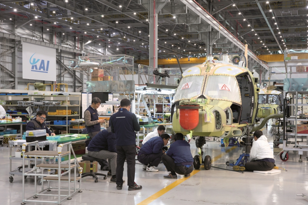 경남 사천 KAI 회전익동에서 엔지니어들이 헬기 조립을 진행중이다./사진제공=KAI