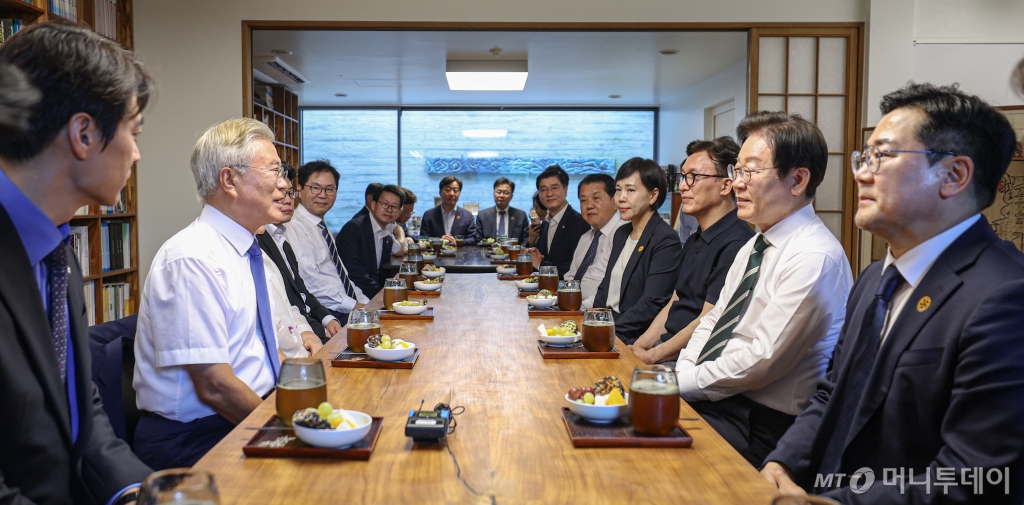 (서울=뉴스1) 김민지 기자 = 이재명 더불어민주당 대표가 8일 오후 경남 양산시 하북면 평산마을에서 문재인 전 대통령을 예방하고 있다. (더불어민주당 제공) 2024.9.8/뉴스1 Copyright © 뉴스1. All rights reserved. 무단 전재 및 재배포, AI학습 이용 금지. /사진=(서울=뉴스1) 김민지 기자