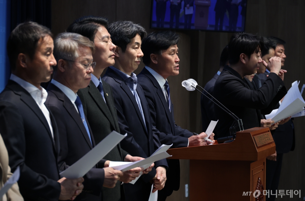 [서울=뉴시스] 고승민 기자 = 더불어민주당 전정권탄압대책위원회 김영진 위원장을 비롯한 의원들이 21일 서울 여의도 국회 소통관에서 김정숙 여사 소환 통보 관련 기자회견을 하고 있다. 2024.11.21. kkssmm99@newsis.com /사진=고승민
