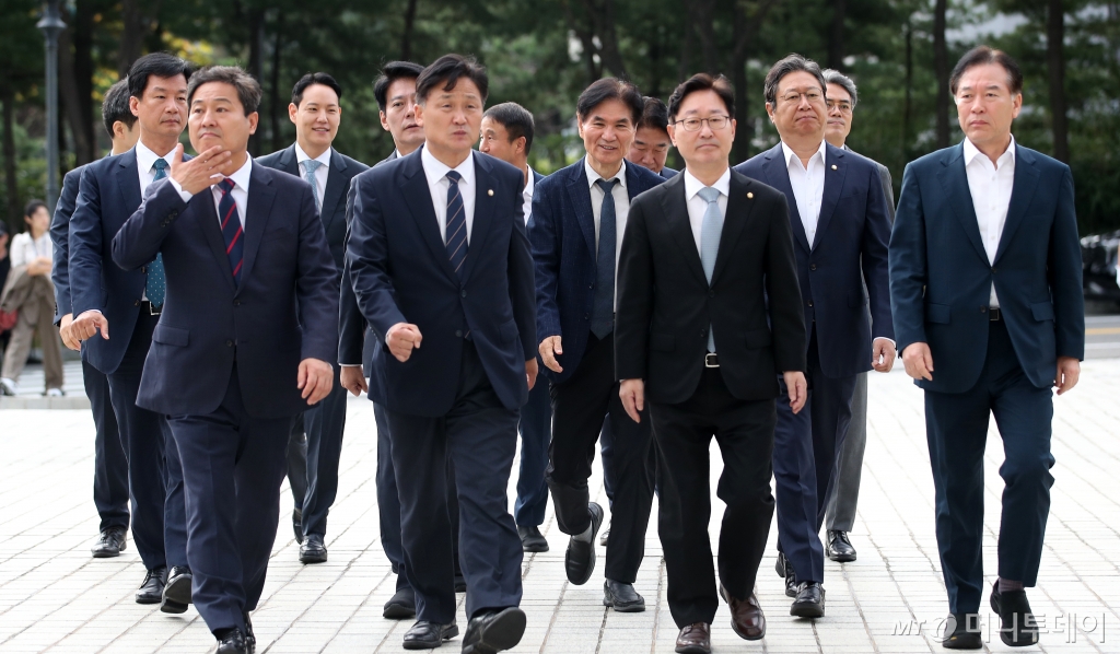 (서울=뉴스1) 오대일 기자 = 더불어민주당 전정권정치탄압대책위원회 김영진 위원장과 의원들이 27일 오전 문재인 전 대통령 검찰 수사 중단을 요청하기 위해 서울 서초구 대검찰청을 항의 방문하고 있다. 참석 의원들은 이 자리에서 검찰이 문 전 대통령 가족과 주변에 마구잡이식 압수수색과 별건 수사, 피의사실 공표를 하고 있다며 심우정 검찰총장이 이런 행태를 바로잡아야 한다고 주장했다. 2024.9.27/뉴스1 Copyright © 뉴스1. All rights reserved. 무단 전재 및 재배포, AI학습 이용 금지. /사진=(서울=뉴스1) 오대일 기자