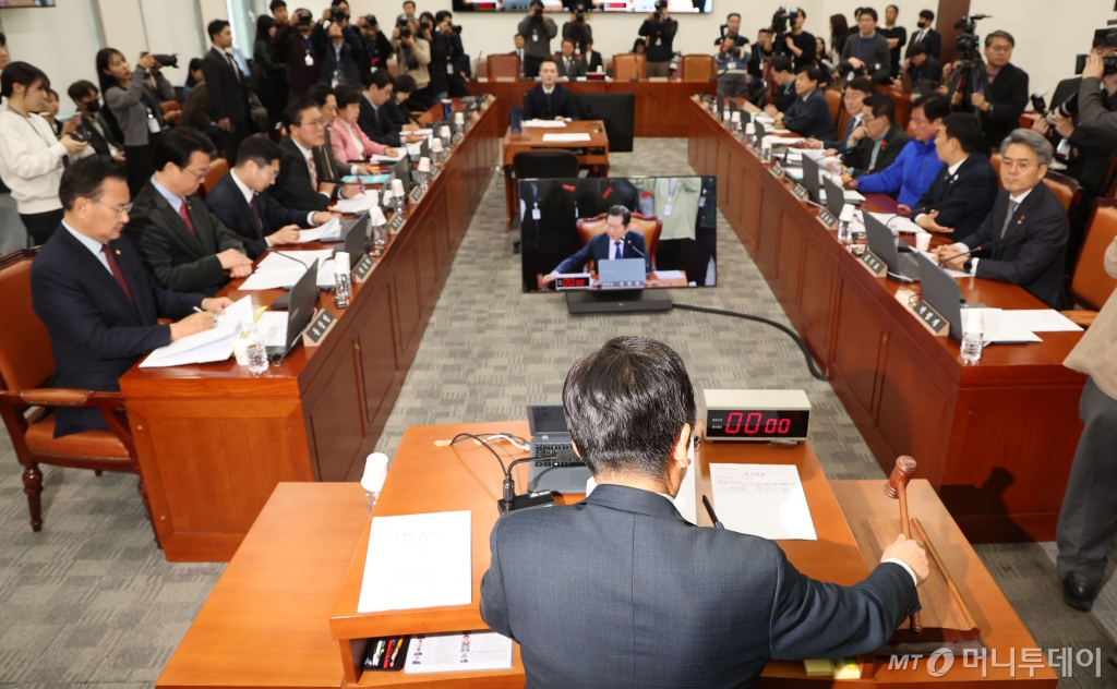 31일 서울 여의도 국회에서 열린 법제사법위원회 전체회의에서 정청래 법사위원장이 의사봉을 두드리고 있다. 2025.03.31. /사진=뉴시스 /사진=권창회