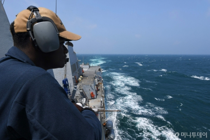 미국 해군의 이지스 구축함 '할시호' 승조원이 지난해 5월 대만해협을 통과하며 주위를 경계하고 있다. 대만 국방부는 할시호의 대만해협 통과 다음날인 9일 대만 주변에서 중국 전함 5척과 항공기 23대가 포착됐다고 발표했다. / AFP=뉴스1