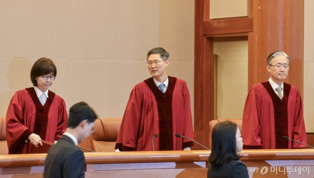 문형배 헌법재판소장 권한대행을 비롯한 헌법재판관들이 27일 서울 종로구 헌법재판소에서 열린 3월 헌법소원 심판 등 일반 사건 선고에 참석하고 있다. (공동취재)  2025.3.27/뉴스1  Copyright © 뉴스1. All rights reserved. 무단 전재 및 재배포,  AI학습 이용 금지. /사진=(서울=뉴스1) 