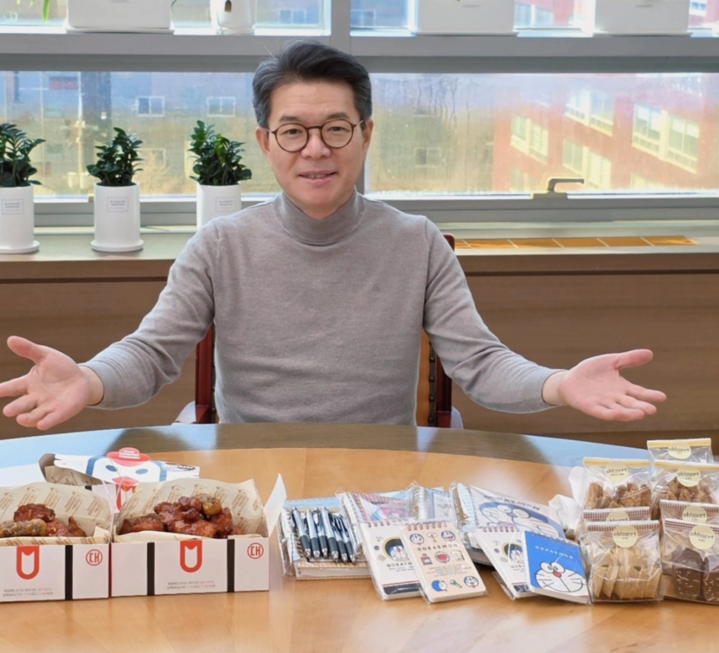 31일 정 구청장이 관내 한 식당과 문구점, 제과점과 닭강정집 등을 방문해 구매한 물품./사진=정 구청장 X