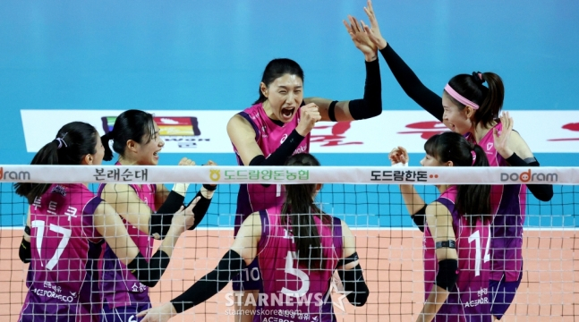 흥국생명 김연경(가운데)이 31일 정관장과 V리그 여자부 챔피언결정전 1차전에서 득점한 뒤 동료들과 함께 세리머니를 하고 있다. /사진=김진경 대기자