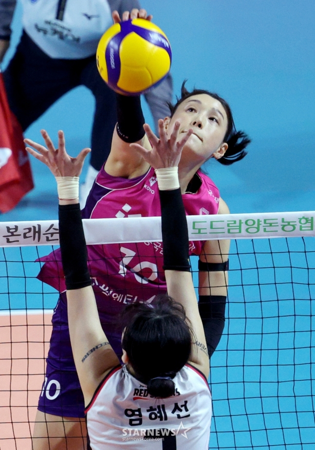김연경(위)이 블로킹 벽을 세운 염혜선 위로 강력한 공격을 시도하고 있다. /사진=김진경 대기자