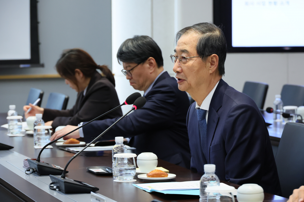 한덕수 대통령 권한대행 국무총리가 31일 경기도 이천 SK하이닉스 이천캠퍼스를 방문, 반도체 산업 현장을 살펴보고 있다./사진제공=총리실 /사진=(서울=뉴스1) 임세영 기자